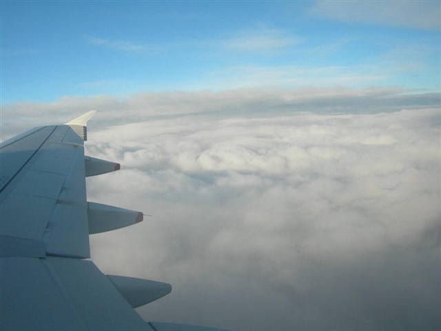 vista delle nuvole dall’aereo che nasconde i nostri pensieri